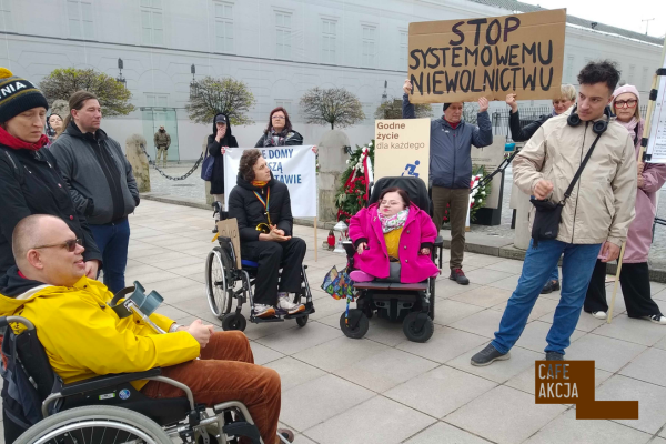 Podcast Cafe Akcja: Rozmowa z protestem osób z niepełnosprawnościami