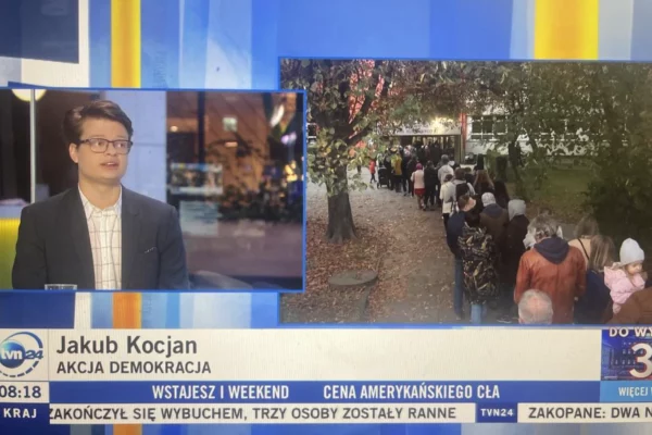 Jakub Kocjan we „Wstajesz i wiesz” TVN24 o spotach profrekwencyjnych Akcji Demokracji