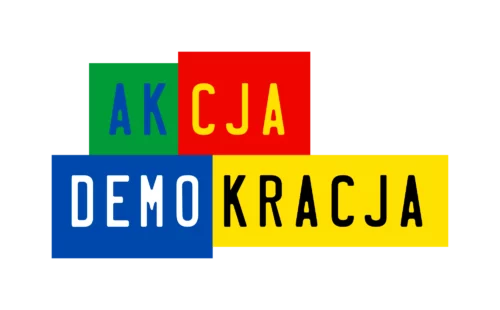 Dawne kolorowe logo Akcji Demokracji – napis „Akcja Demokracja” na zielonych, czerwonych, niebieskich i żółtych blokach