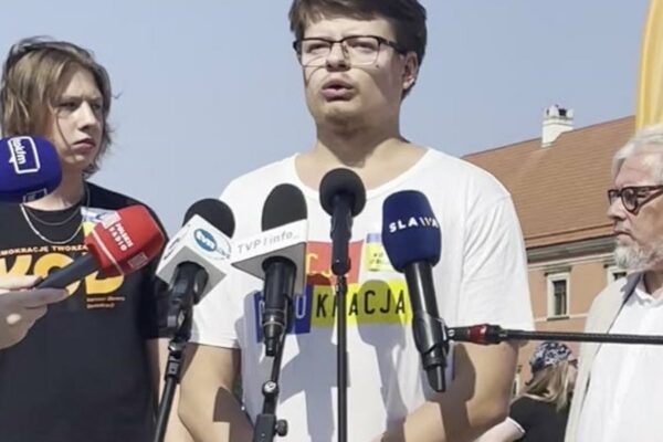 Pokazała kciuki w dół. To wystarczyło. Apel: dość terroru nienawiści na ulicach