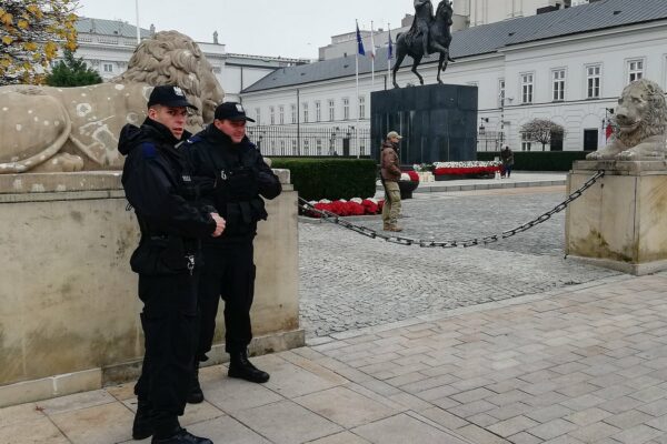 Mundur to nie przebranie. Apel o karanie bojówek udających służby