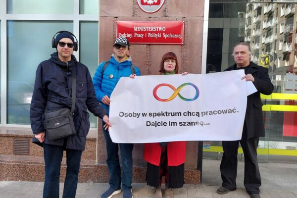 „Pani przypadek nie jest najtrudniejszy”. Protest rodziców dzieci z ADHD pod KPRM