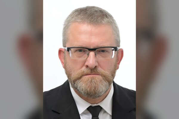 AfD: 43,8 proc. Polska skrajna prawica klaszcze. Pod apelem o delegalizację partii Brauna już 58 tysięcy podpisów