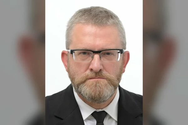 AfD: 43,8 proc. Polska skrajna prawica klaszcze. Pod apelem o delegalizację partii Brauna już 58 tysięcy podpisów