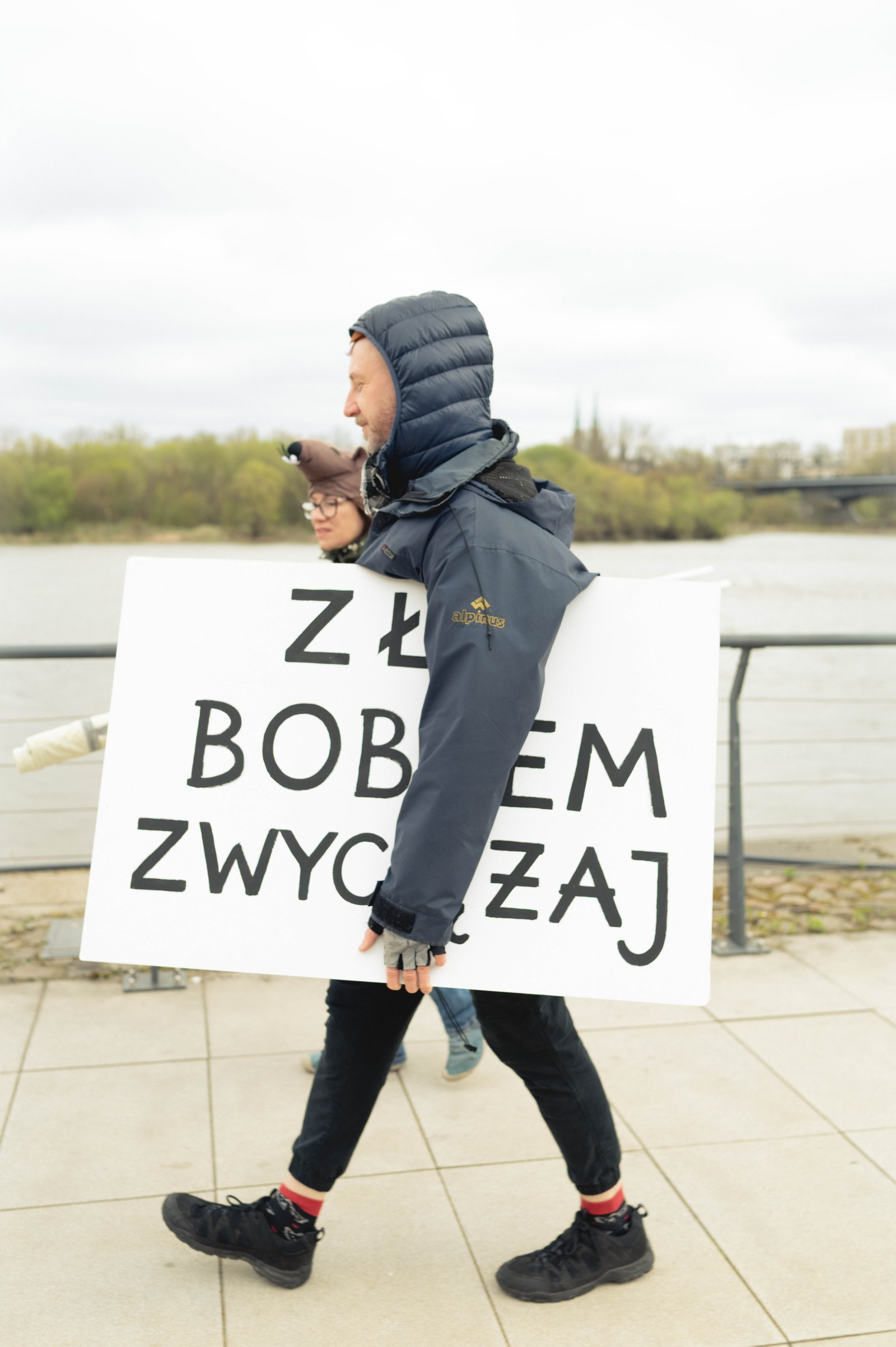 Akcja dla bobrów. Piotr Cykowski z transparentem „Zło bobrem zwyciężaj”