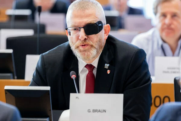 80 000 podpisów pod apelem o delegalizację partii Brauna. Następny cel: 100 000