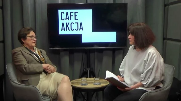 Dwie kobiety rozmawiają w studiu Cafe Akcja na tle logo programu