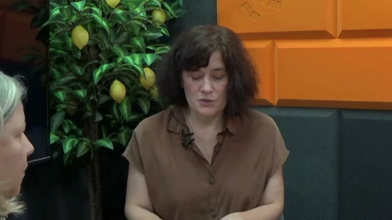 Natalia Broniarczyk w studiu Cafe Akcja, obok drzewko cytrynowe
