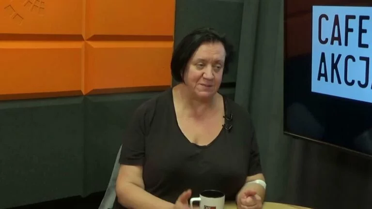 Katarzyna Górna w studiu Cafe Akcja na tle logo programu