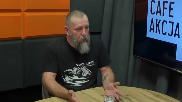 Roman Głodowski w czarnej koszulce w studiu Cafe Akcja