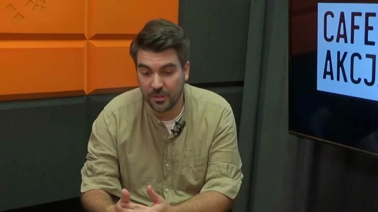 Adam Traczyk w studiu Cafe Akcja podczas rozmowy