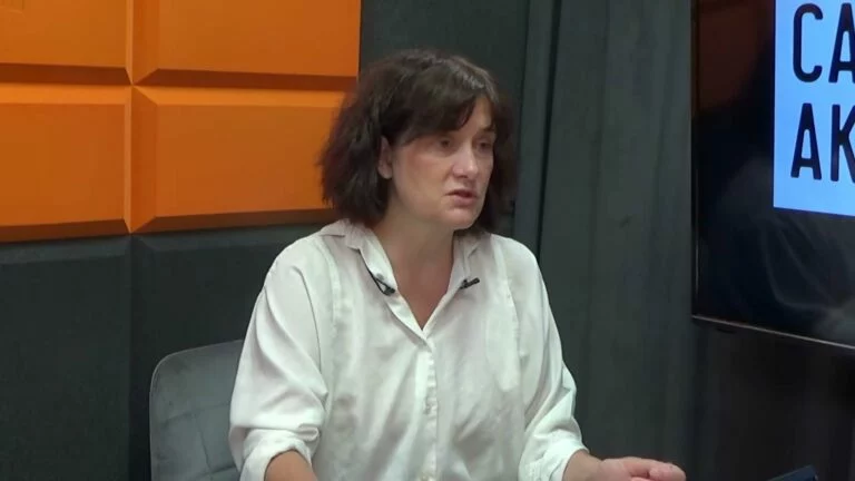 Maciej Nowicki w studiu Cafe Akcja podczas rozmowy