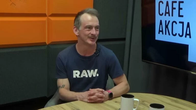Jaś Kapela w koszulce z napisem RAW w studiu Cafe Akcja