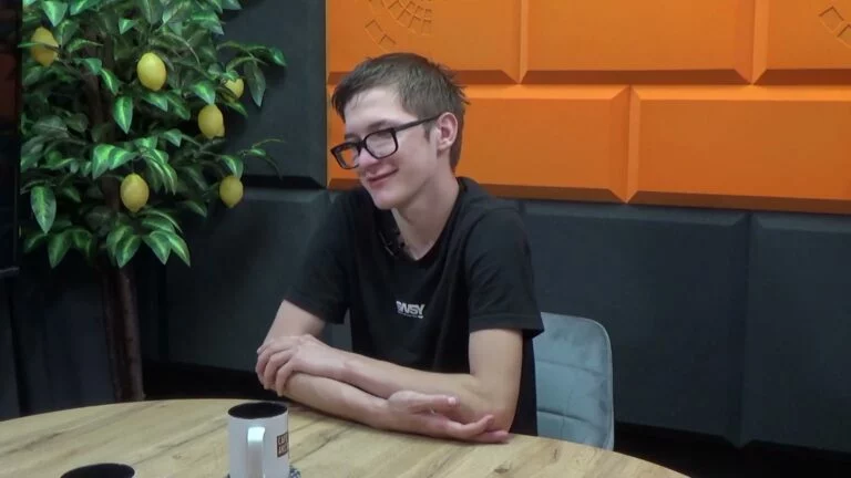 Mateusz Rybak podczas rozmowy w studiu Cafe Akcja