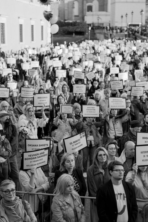 Uczestnicy trzymają tablice z imionami zabitych przez Rosjan. Fot. Dana Ostafiychuk