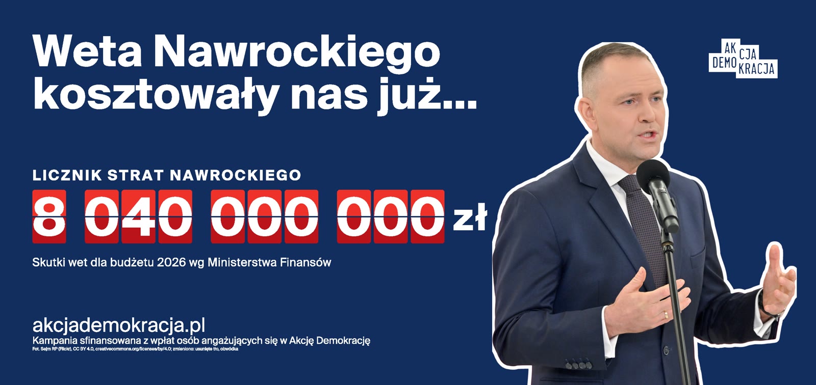 Projekt burty billboardu mobilnego: granatowe tło, napis „Weta Nawrockiego kosztowały nas już…”, licznik z czerwonymi klapkami 8 040 000 000 zł i zdjęcie Karola Nawrockiego przy mikrofonie