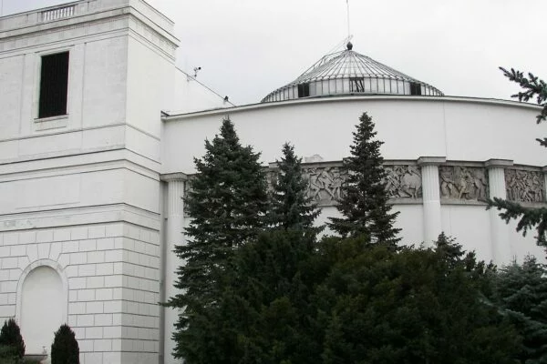 Dość ślimaczenia! Rodzice dzieci z ADHD protestują pod Sejmem