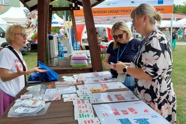 Naklejki za delegalizacją partii Brauna. Wysyłamy bezpłatne pakiety po dziesięć sztuk