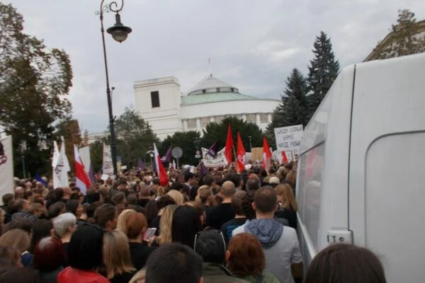 Czarny protest przed Sejmem w Warszawie, 1 października 2016