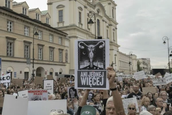 Protest „Ani jednej więcej” na Krakowskim Przedmieściu w Warszawie, tłum z transparentami