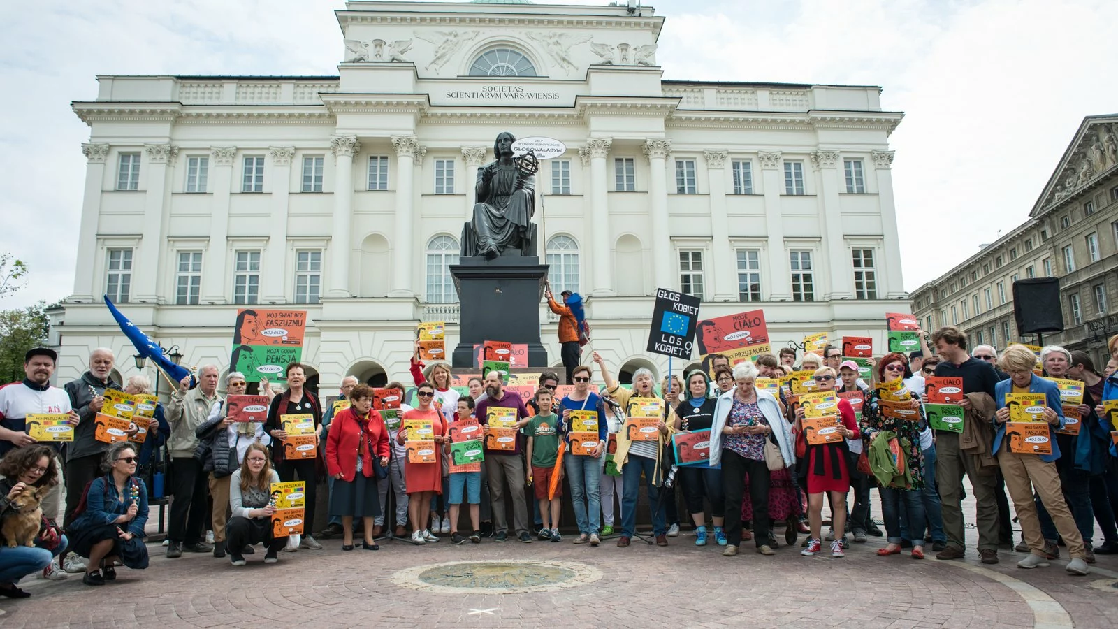 Uczestniczki i uczestnicy happeningu „Los kobiet, głos kobiet”, Warszawa, 19 maja 2019