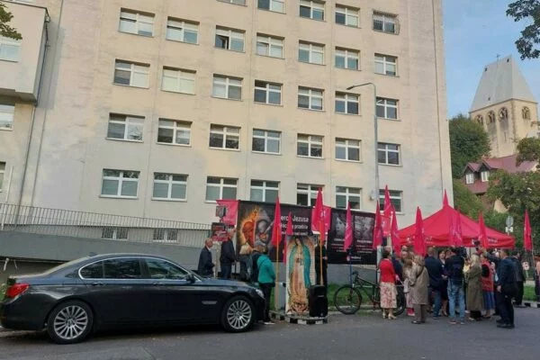 Dane pacjentek z Brochowa wyciekły do fundacji Kai Godek. Apelujemy do Ministry Zdrowia i Prokuratora Generalnego