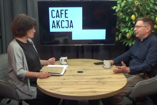 Katarzyna Przyborska i prof. Michał Bilewicz przy stole w studiu Cafe Akcja