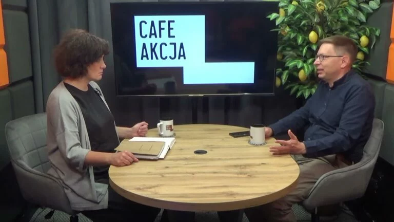 Katarzyna Przyborska i prof. Michał Bilewicz przy stole w studiu Cafe Akcja