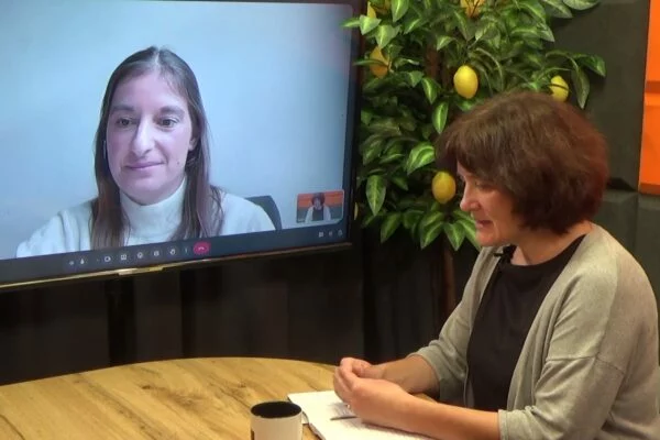 Katarzyna Przyborska w studiu Cafe Akcja rozmawia z Julianną Łobodą, która łączy się zdalnie i widać ją na ekranie