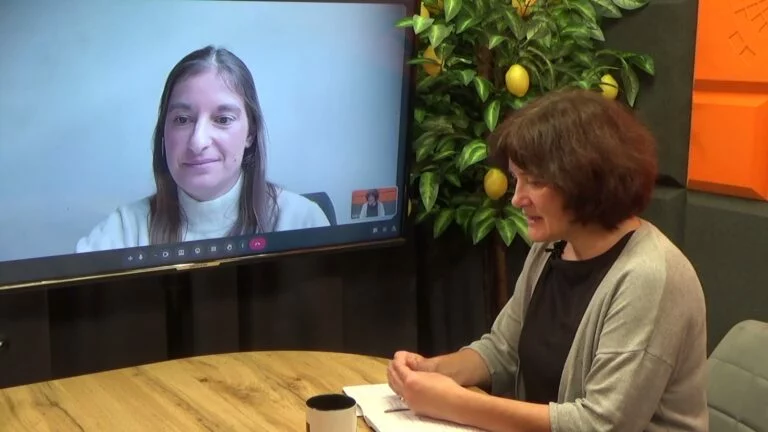 Katarzyna Przyborska w studiu Cafe Akcja rozmawia z Julianną Łobodą, która łączy się zdalnie i widać ją na ekranie