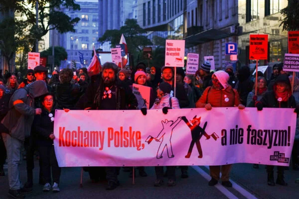 Demonstracja antyfaszystowska Akcji Demokracji w Warszawie, transparent „Kochamy Polskę, a nie faszyzm!”