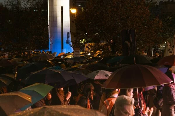 Morze parasoli na proteście za legalną aborcją pod Sejmem