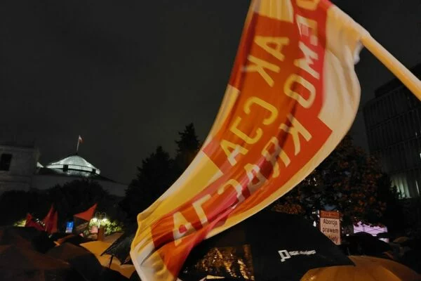 Flaga Akcji Demokracji nad protestującymi pod Sejmem