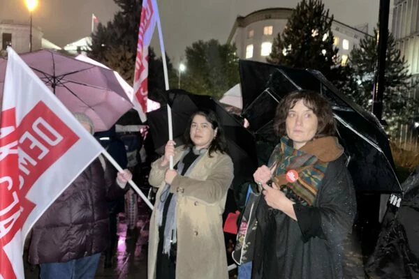 Uczestniczki protestu z flagami Akcji Demokracji pod Sejmem