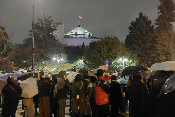 Protest za legalną aborcją przed Sejmem, widok z trawnika