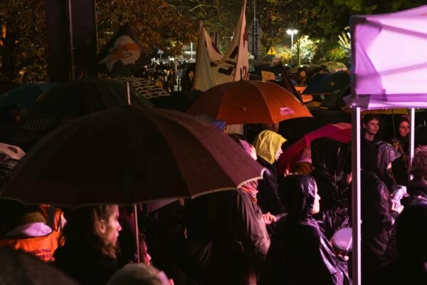 Uczestniczki protestu pod parasolami przy namiocie przed Sejmem