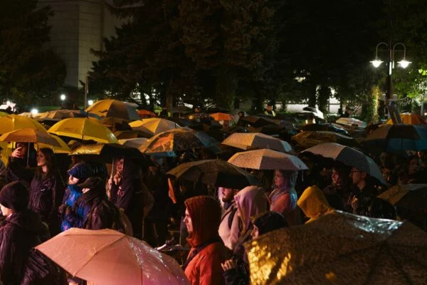 Tłum pod kolorowymi parasolami na proteście za legalną aborcją pod Sejmem 22 października 2026