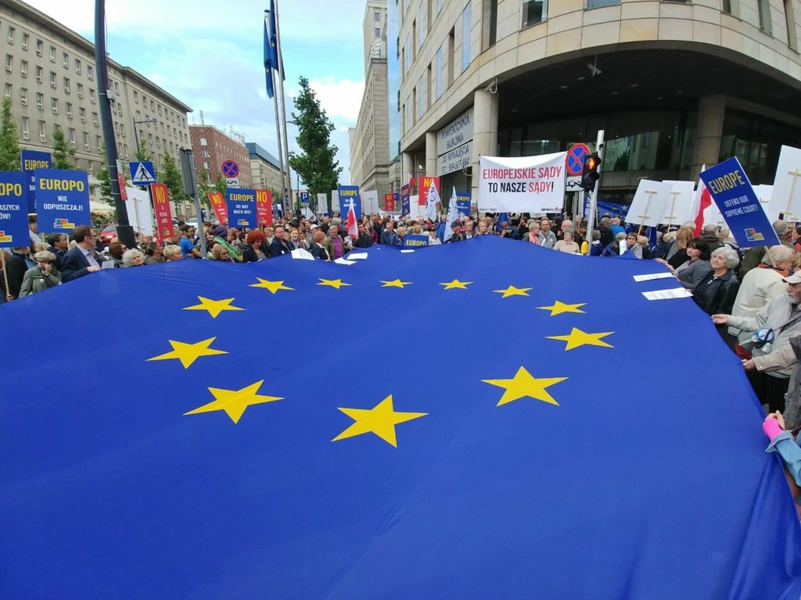 Manifestacja „Europo, nie odpuszczaj” pod przedstawicielstwem Komisji Europejskiej w Warszawie, 2018