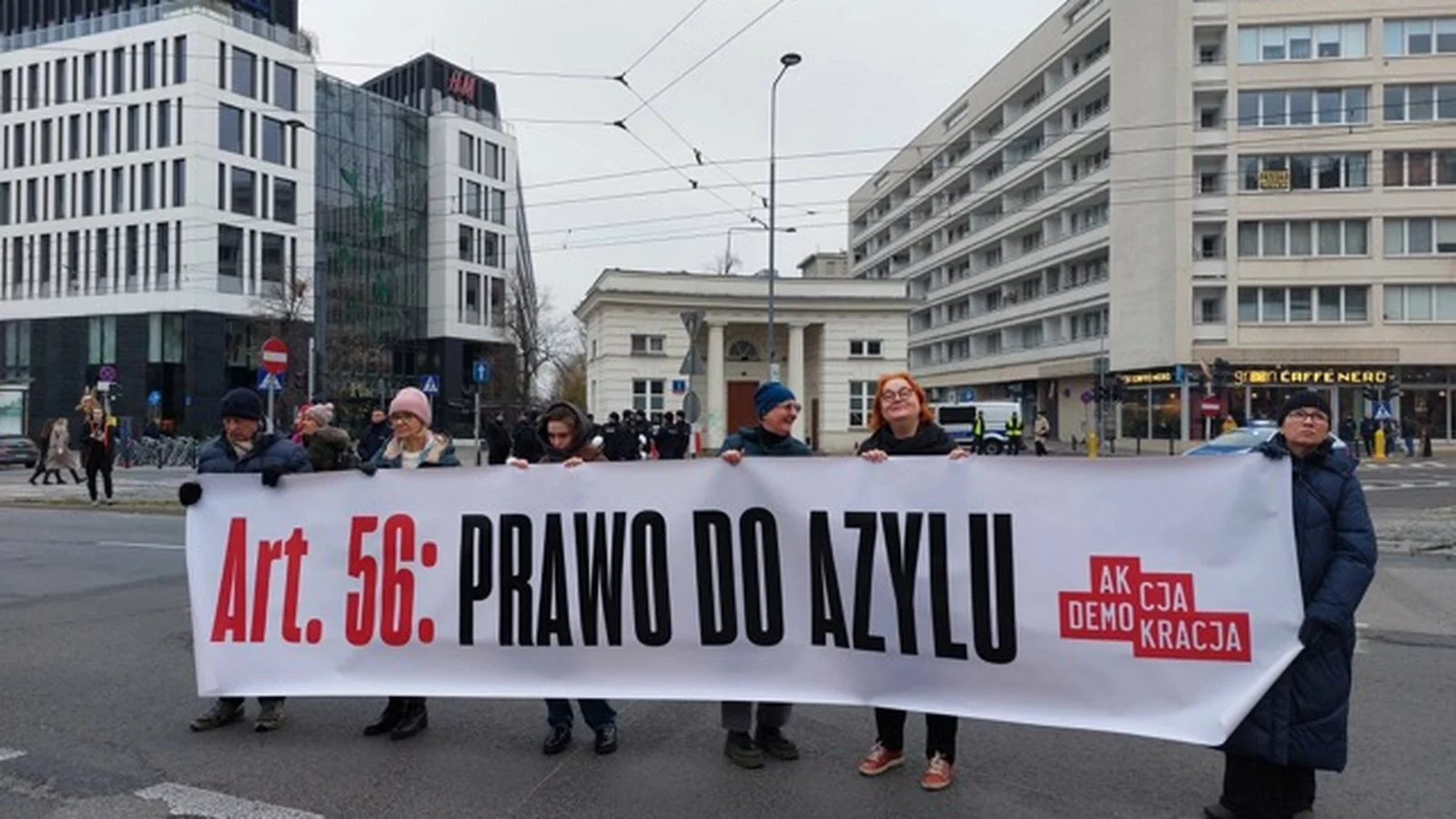 Transparent „Art. 56: prawo do azylu” na ulicach Warszawy