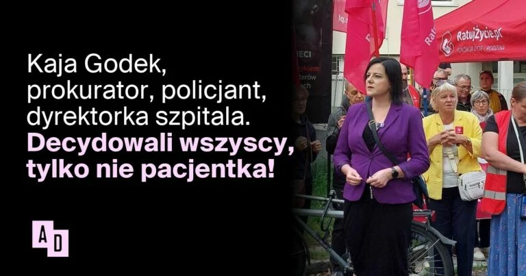 Kobieta w fioletowej marynarce przemawia na manifestacji z czerwonymi transparentami i uczestnikami. Na grafice tekst o Kai Godek i petycji "Rozliczyć wyciek danych i odmowę aborcji na Brochowie".