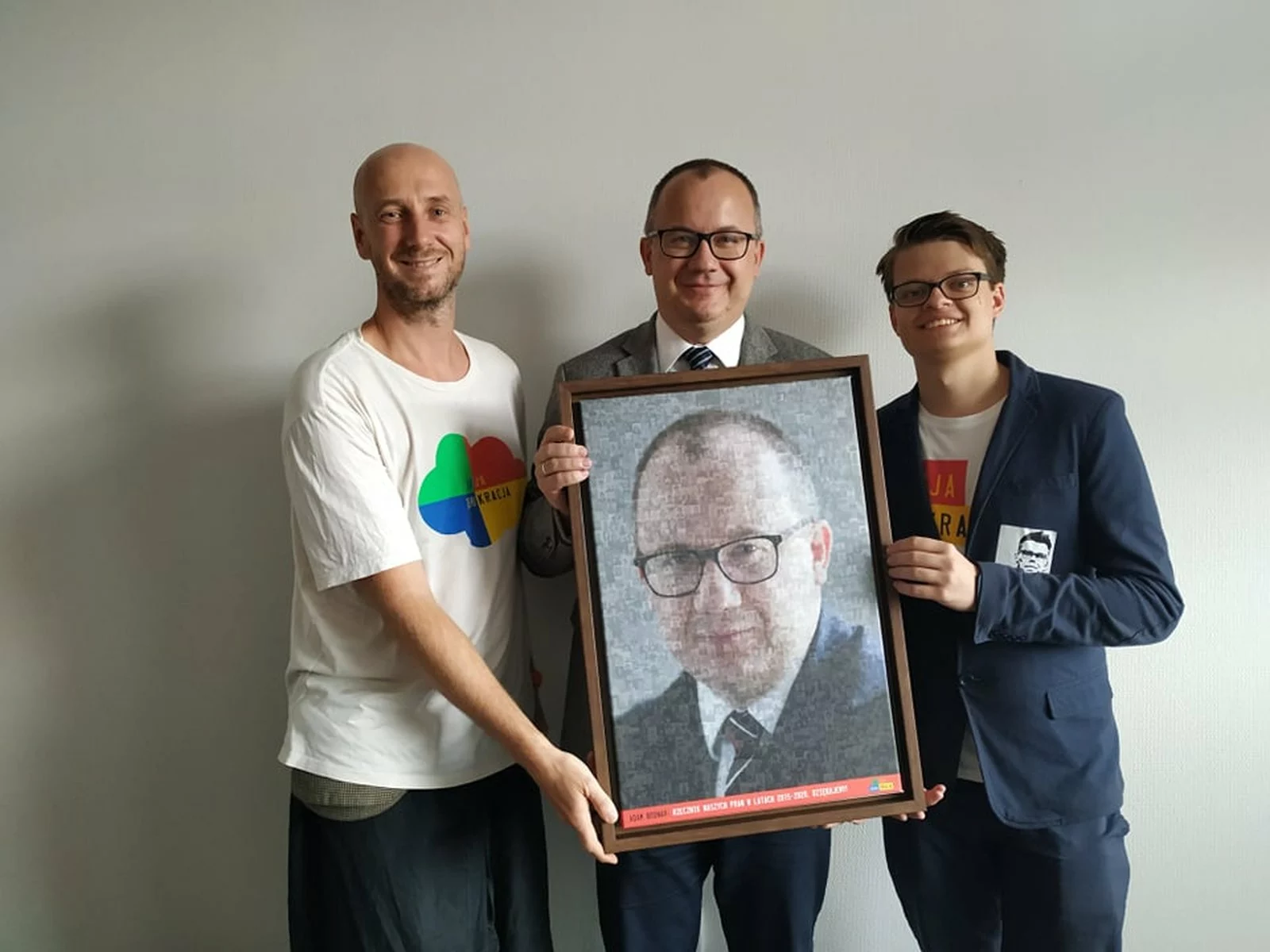 Adam Bodnar odbiera portret-mozaikę ze zdjęć osób z ruchu, 2021