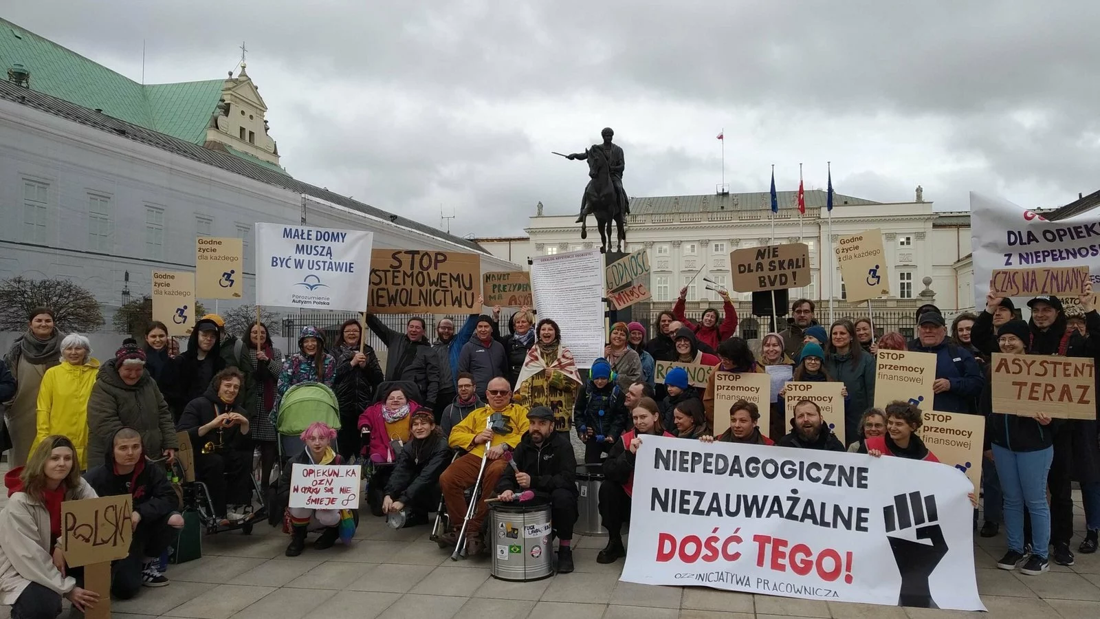 Protest o asystencję osobistą pod Pałacem Prezydenckim, kwiecień 2023
