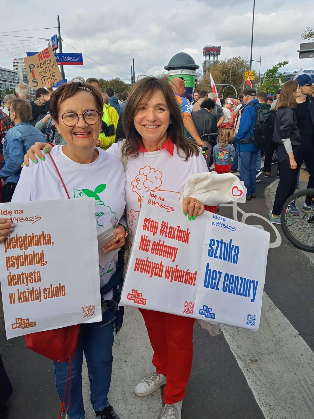 Dwie wolontariuszki z tablicami „Stop lex Tusk” i „Sztuka bez cenzury” na Marszu Miliona Serc