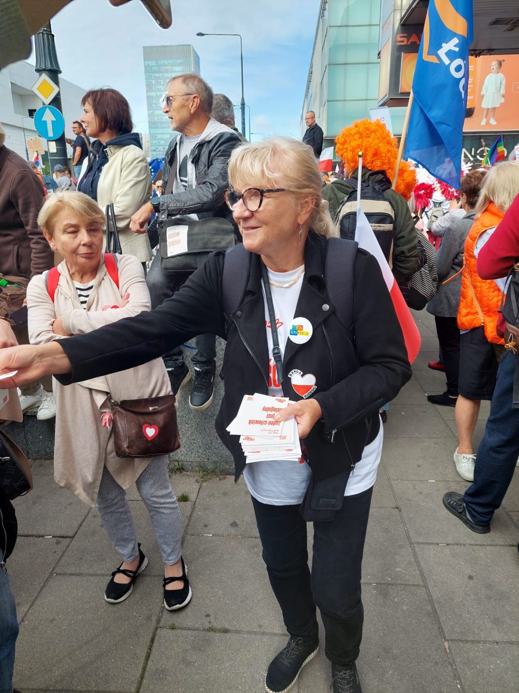Wolontariuszka rozdaje ulotki na Marszu Miliona Serc