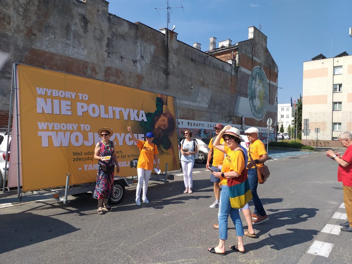 Akcja profrekwencyjna przy billboardzie „Wybory to nie polityka, wybory to Twoje życie”
